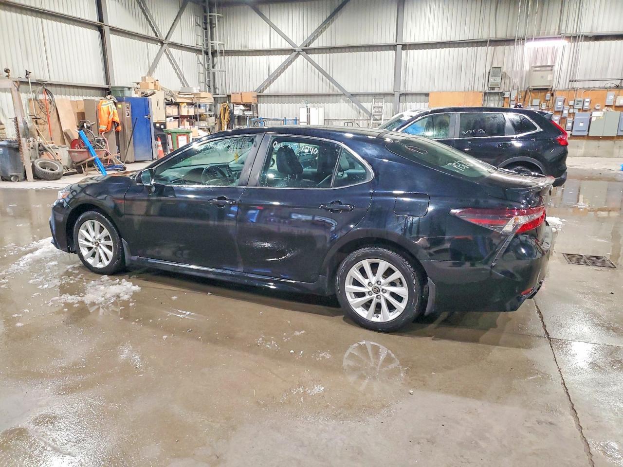 2022 Toyota Camry Se - Фото 2