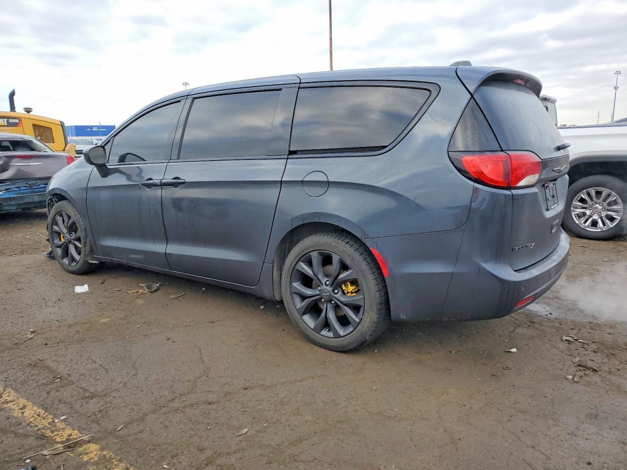 2020 Chrysler Pacifica Touring - Фото 2