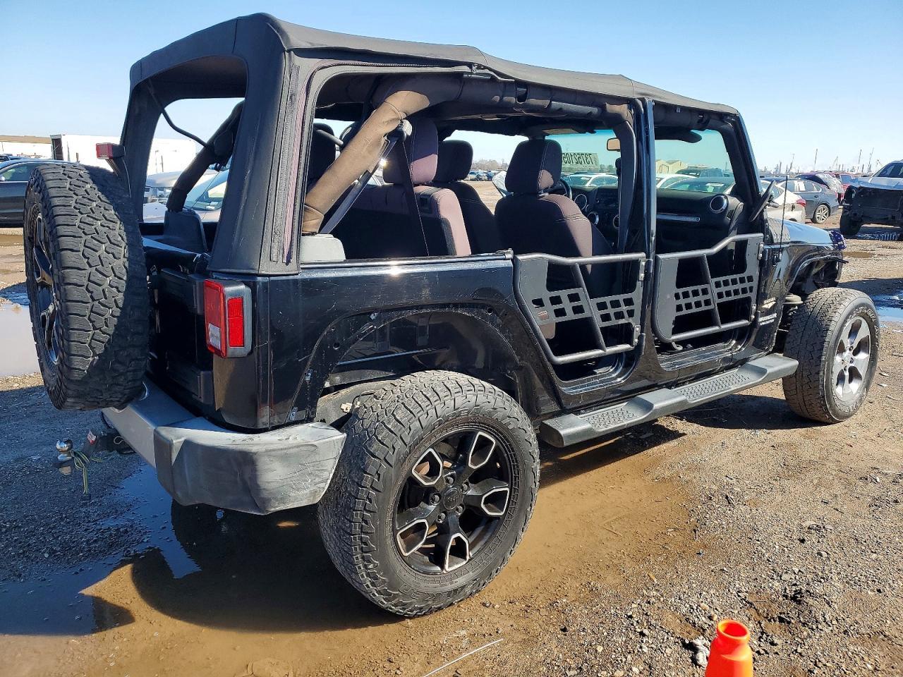 2014 Jeep Wrangler Unlimited Sahara - Image 3