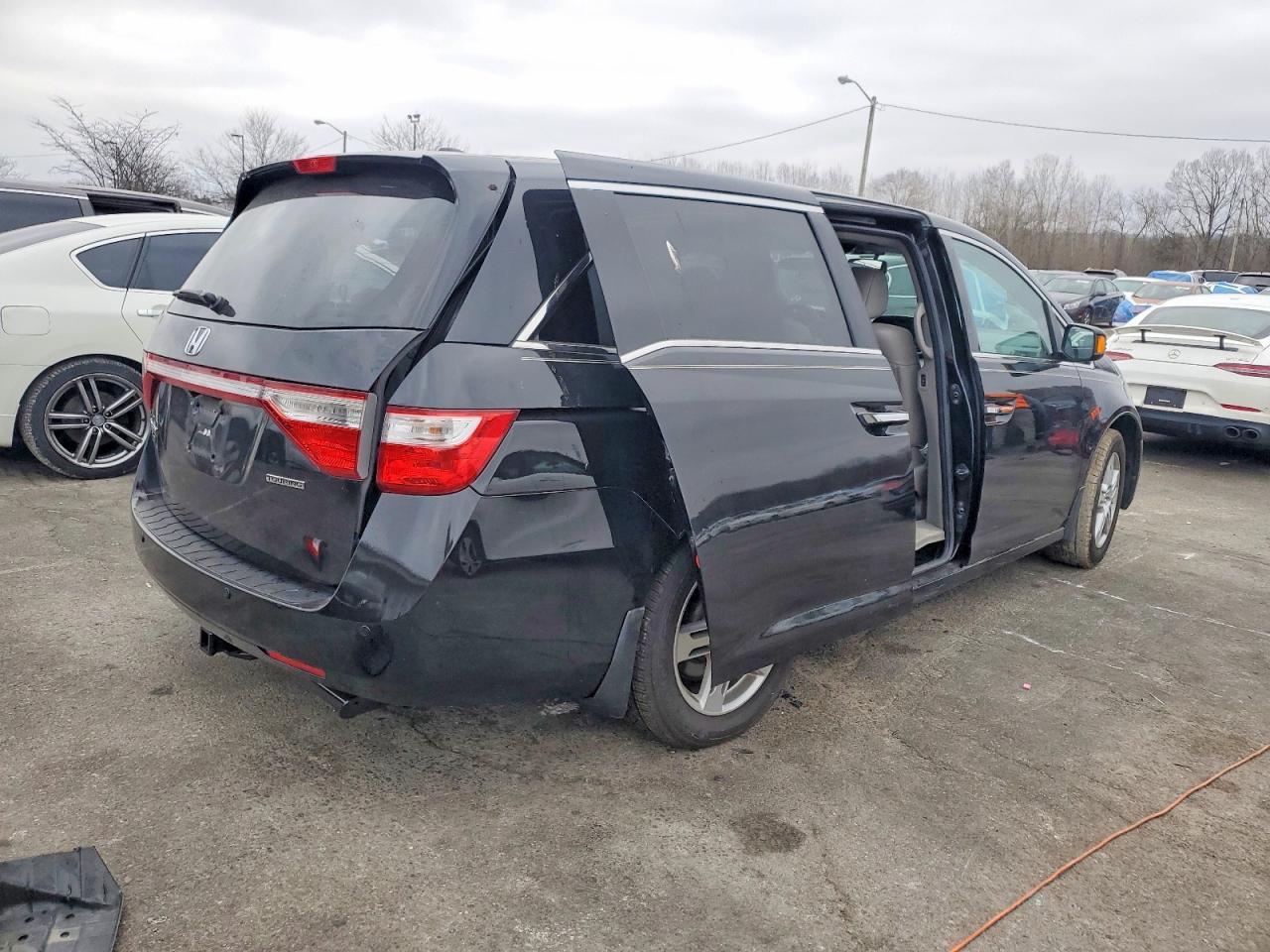2013 Honda Odyssey Touring - Image 3