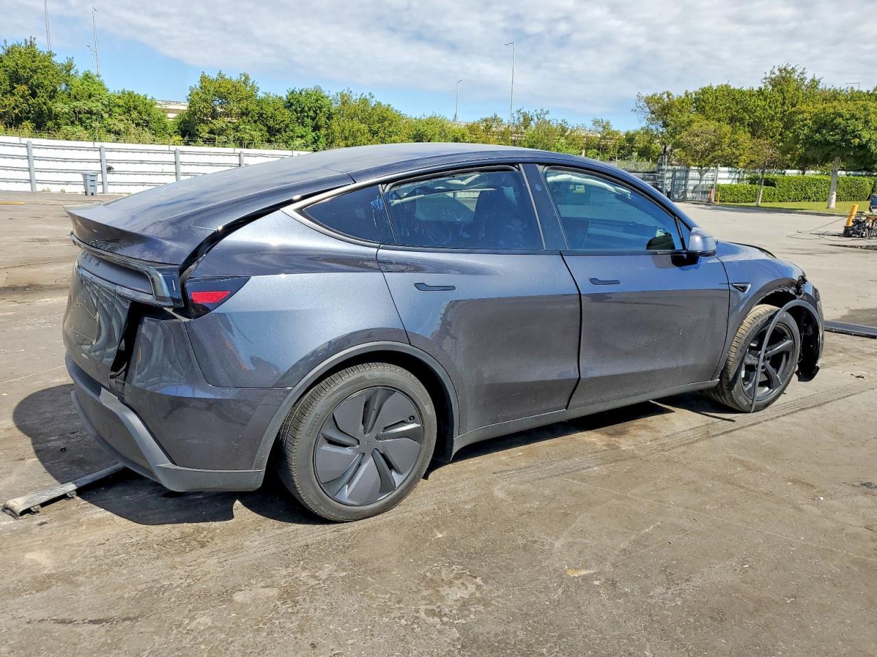 2026 Tesla Model Y - Фото 3