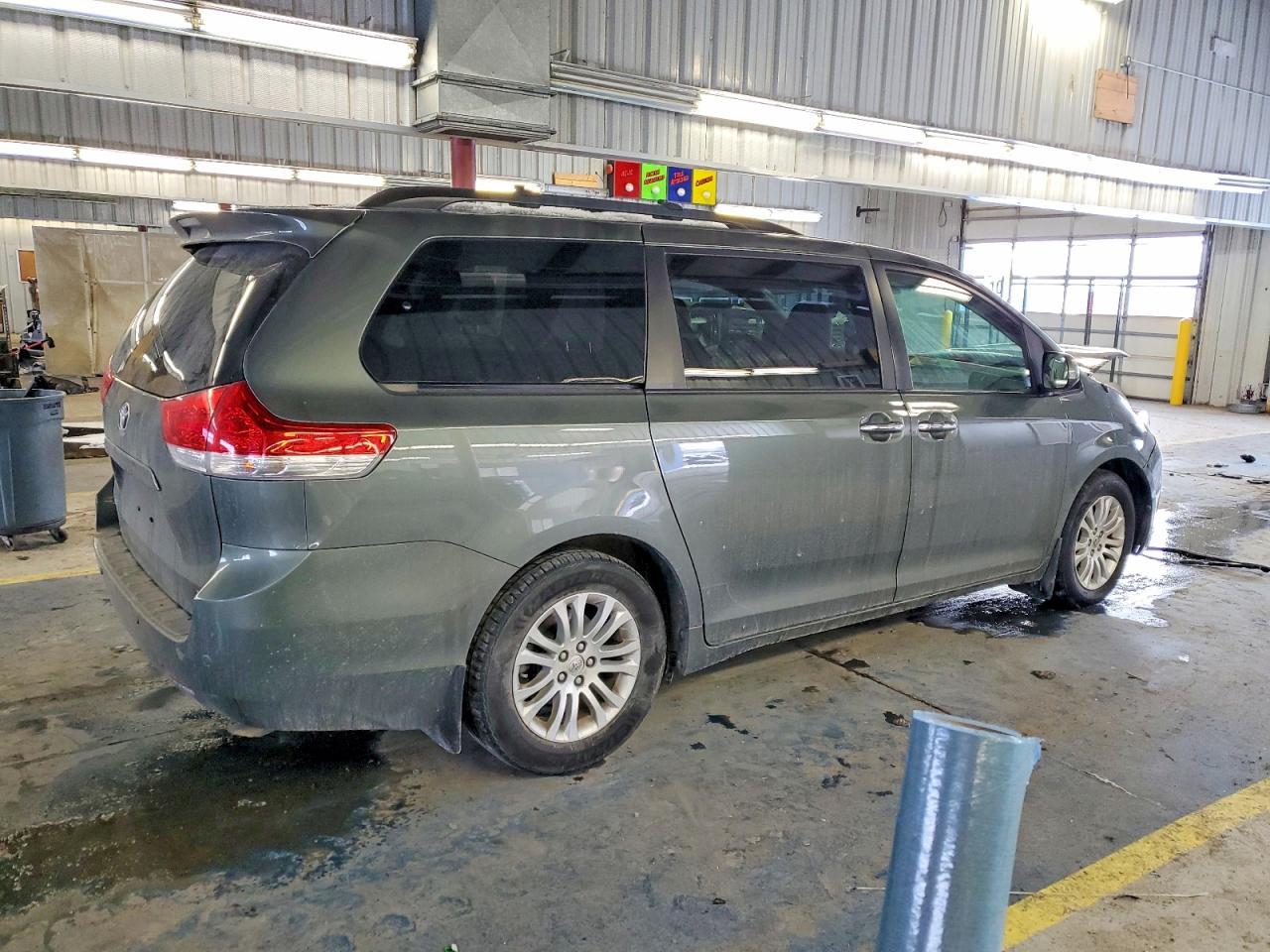 2014 Toyota Sienna Xle - Image 3