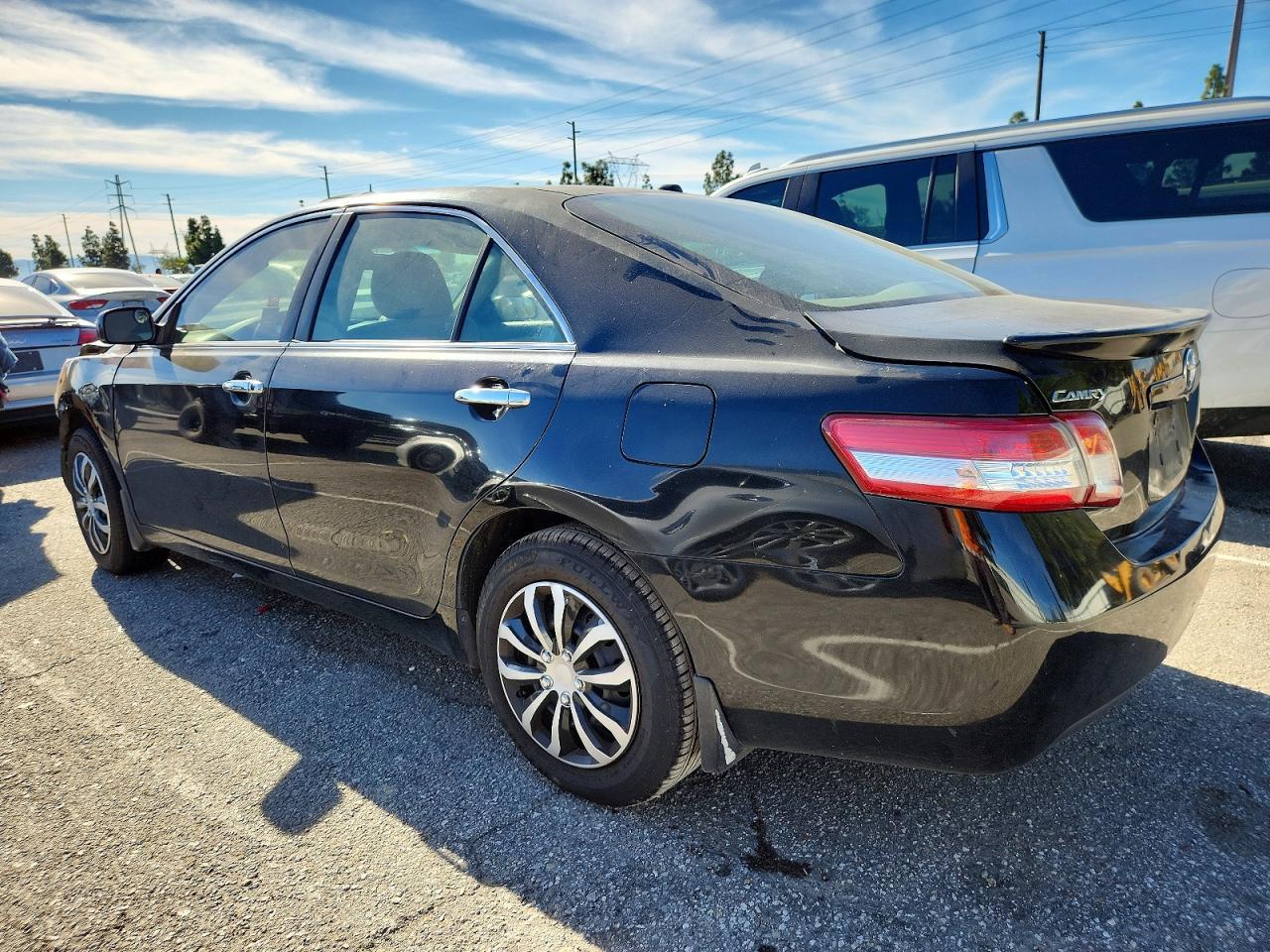 2011 Toyota Camry Le - Фото 2
