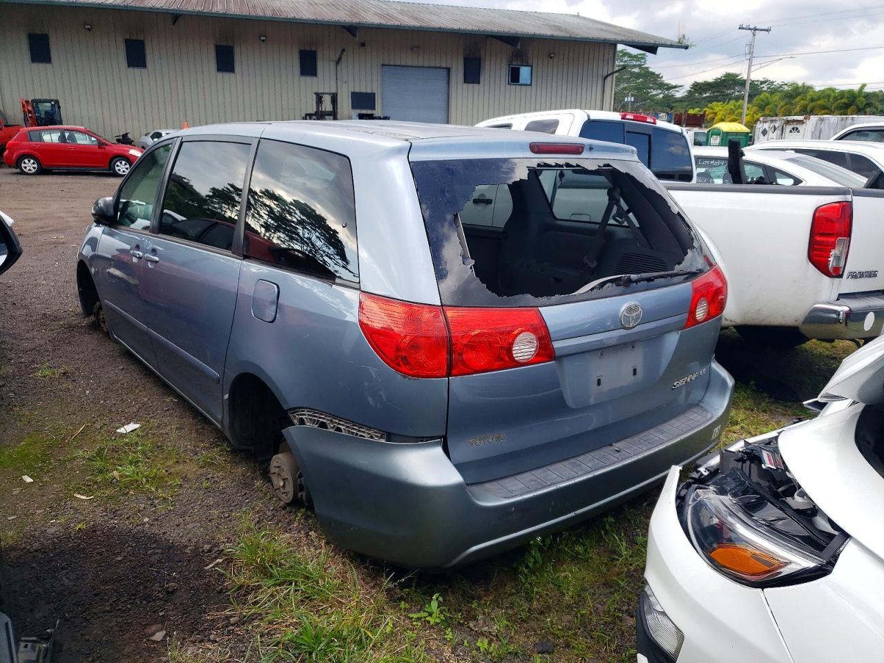 2010 Toyota Sienna Ce - Image 2