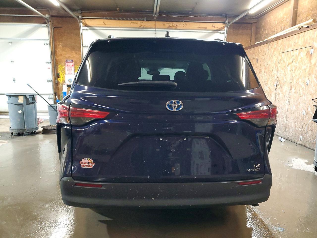 2022 Toyota Sienna Le - Фото 6