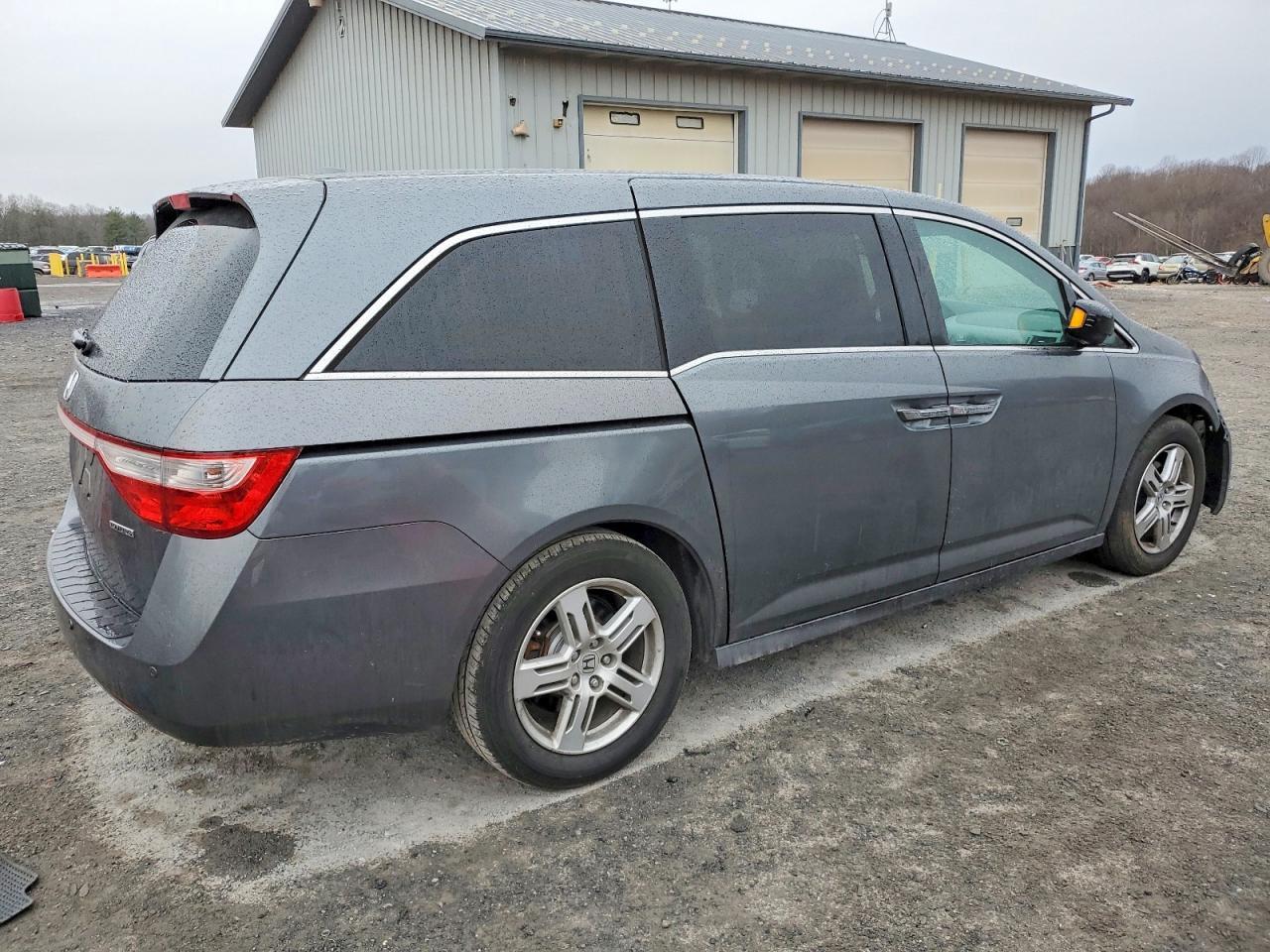 2011 Honda Odyssey Touring - Image 3