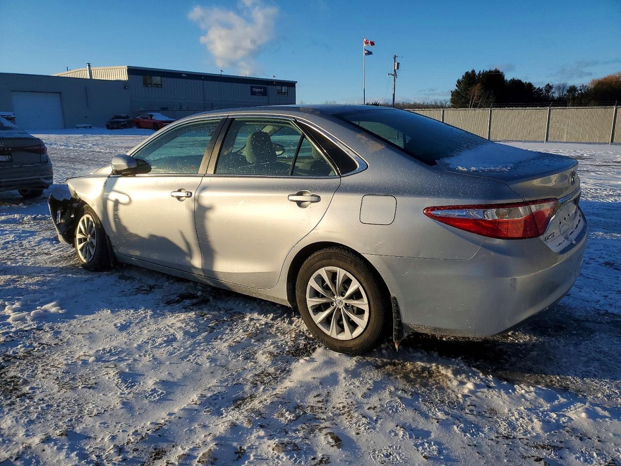 2015 Toyota Camry Le - Фото 2