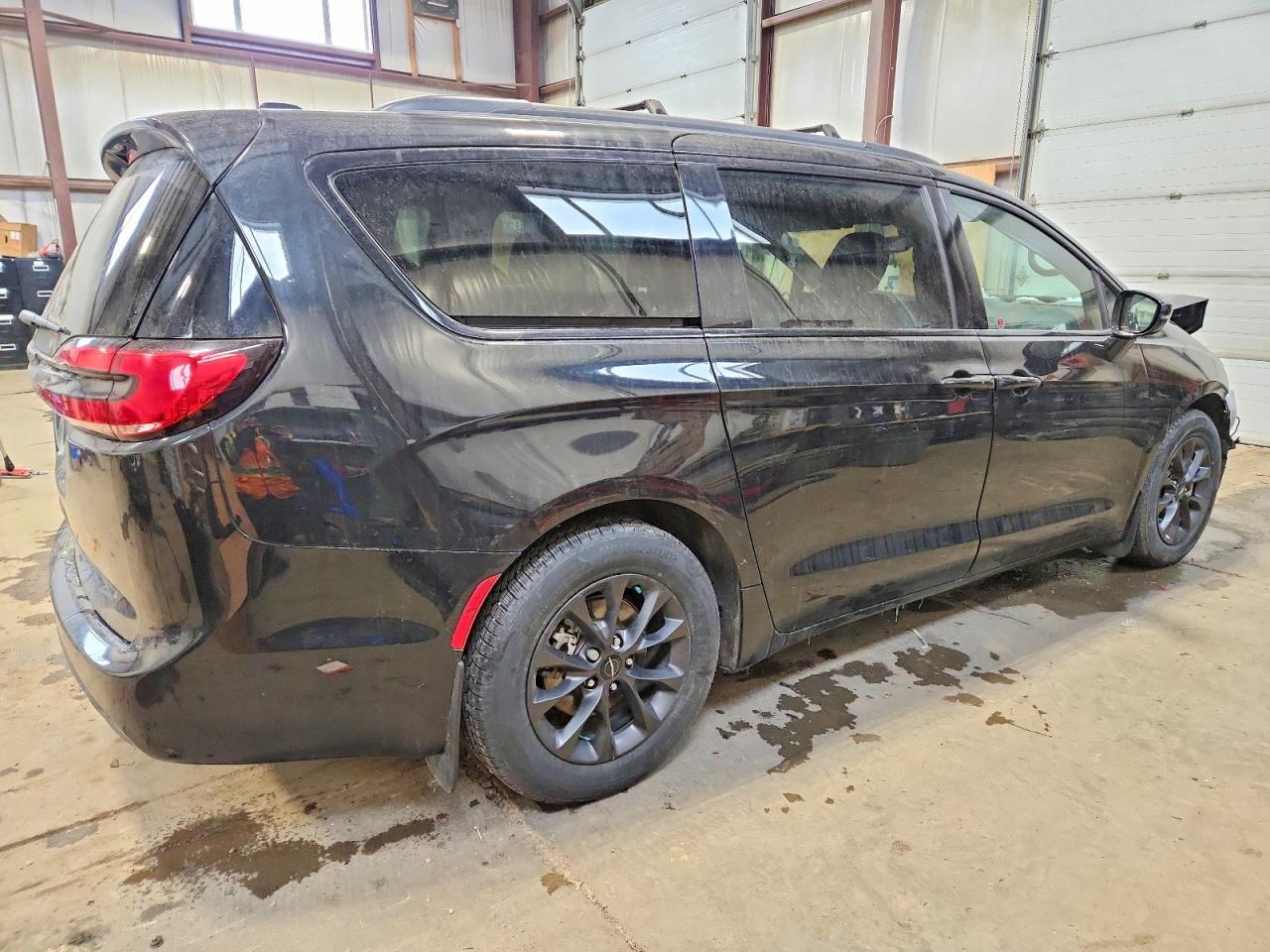 2022 Chrysler Pacifica Touring - Фото 3