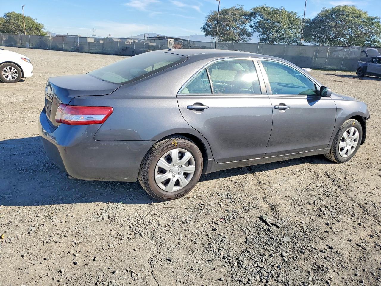 2010 Toyota Camry Base - Фото 3