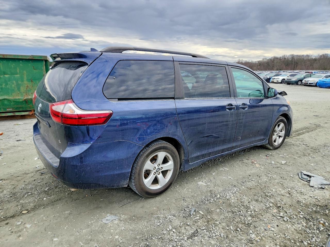 2018 Toyota Sienna Le - Image 3