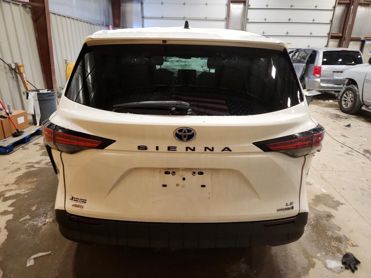 2021 Toyota Sienna Le - Фото 6