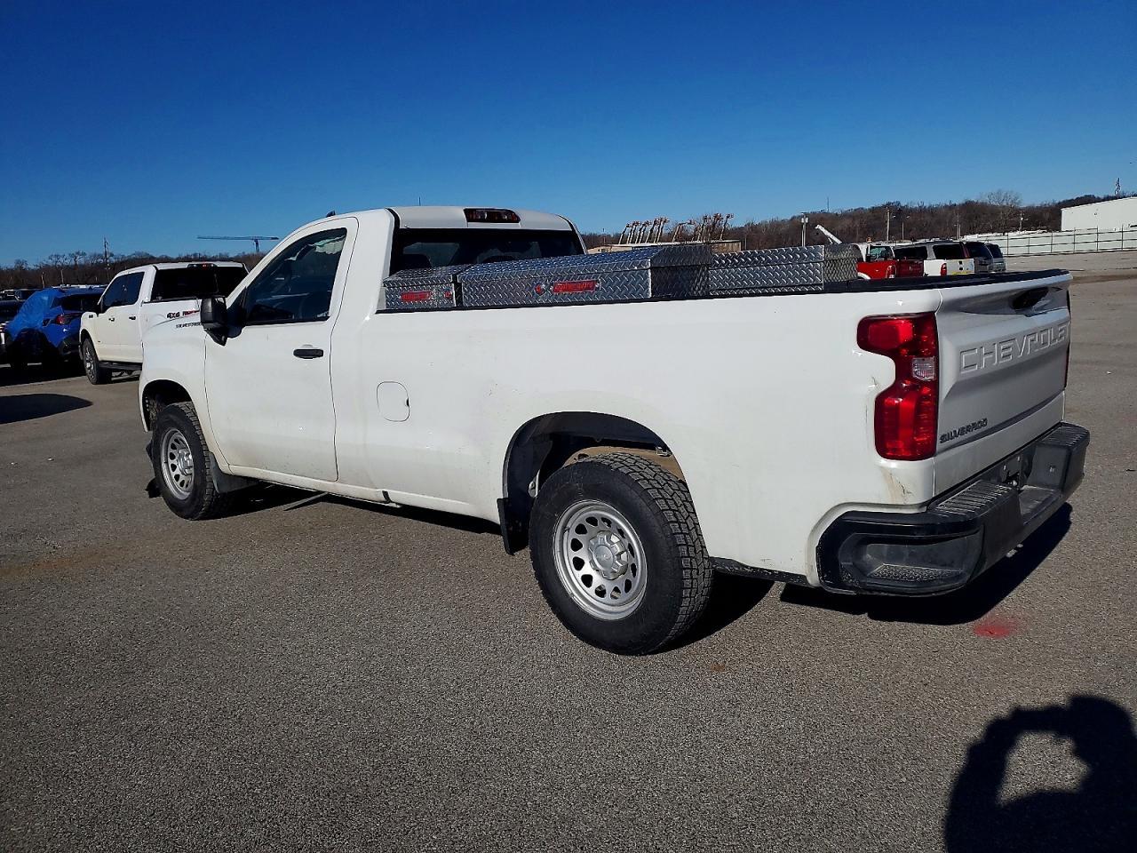 2024 Chevrolet Silverado C1500 - Фото 2