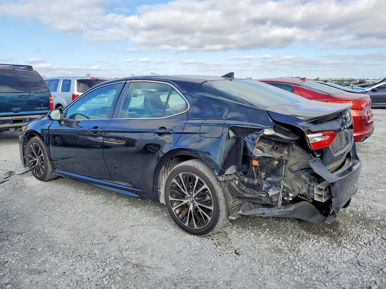2019 Toyota Camry Se - Фото 2
