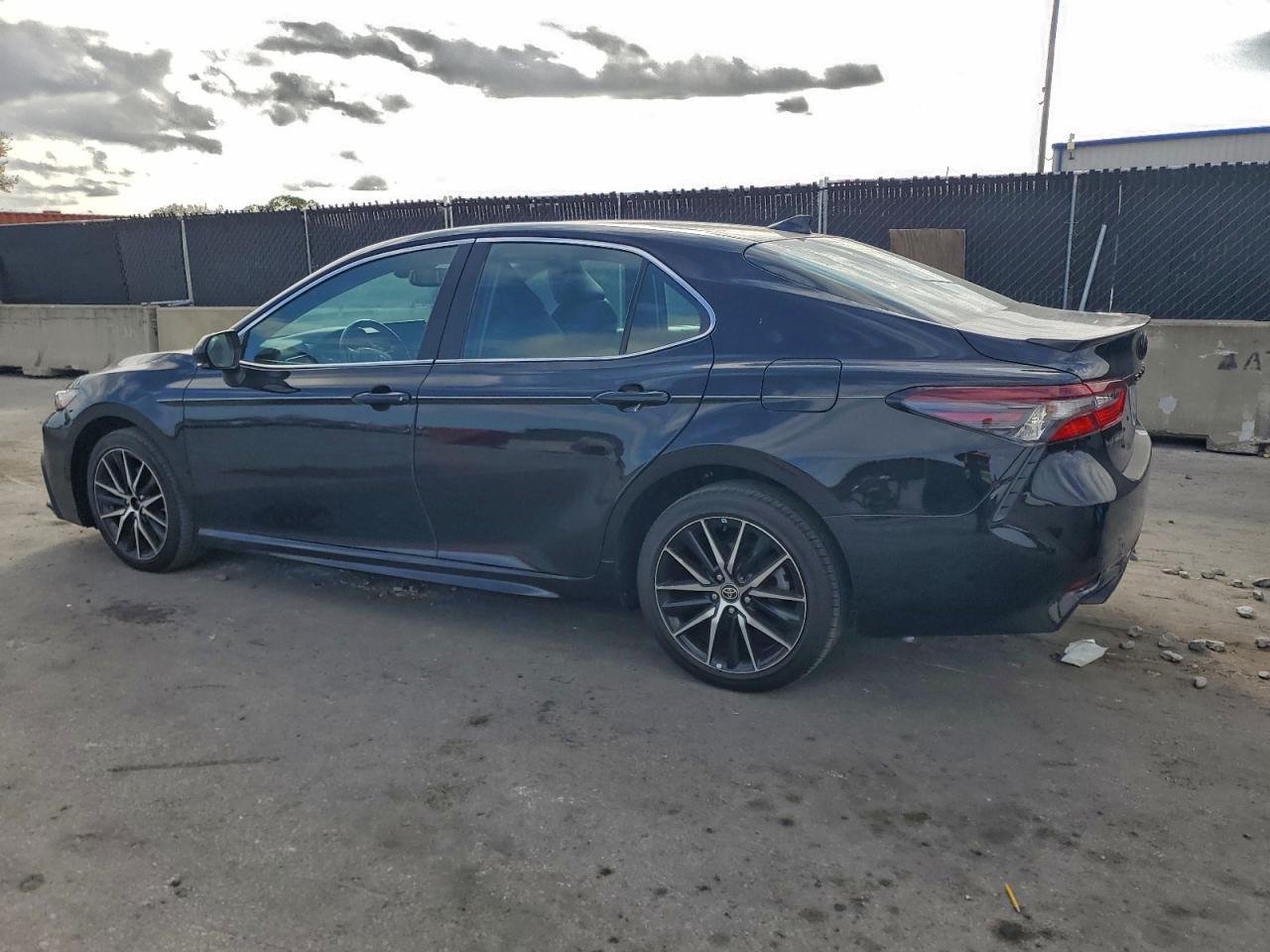 2022 Toyota Camry Night Shade - Фото 2