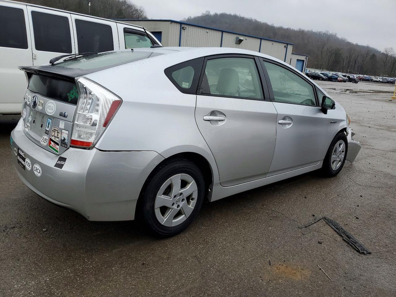 2011 Toyota Prius Three - Фото 3