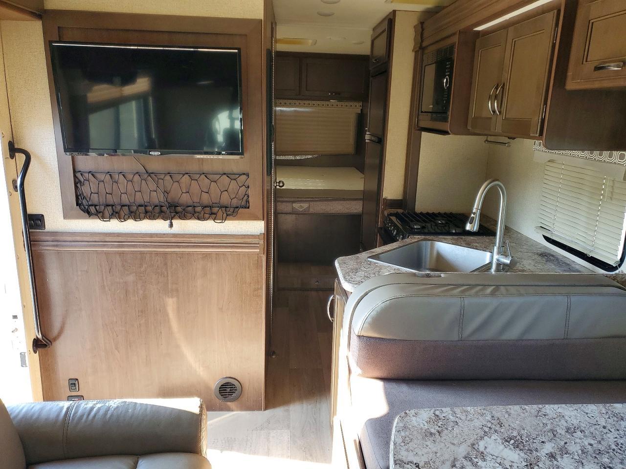 2018 Ford E450 Recreational Vehicle - Фото 6