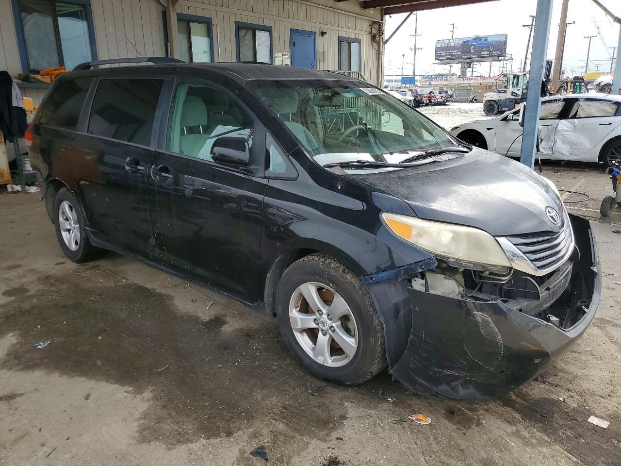 2013 Toyota Sienna Le - Фото 4