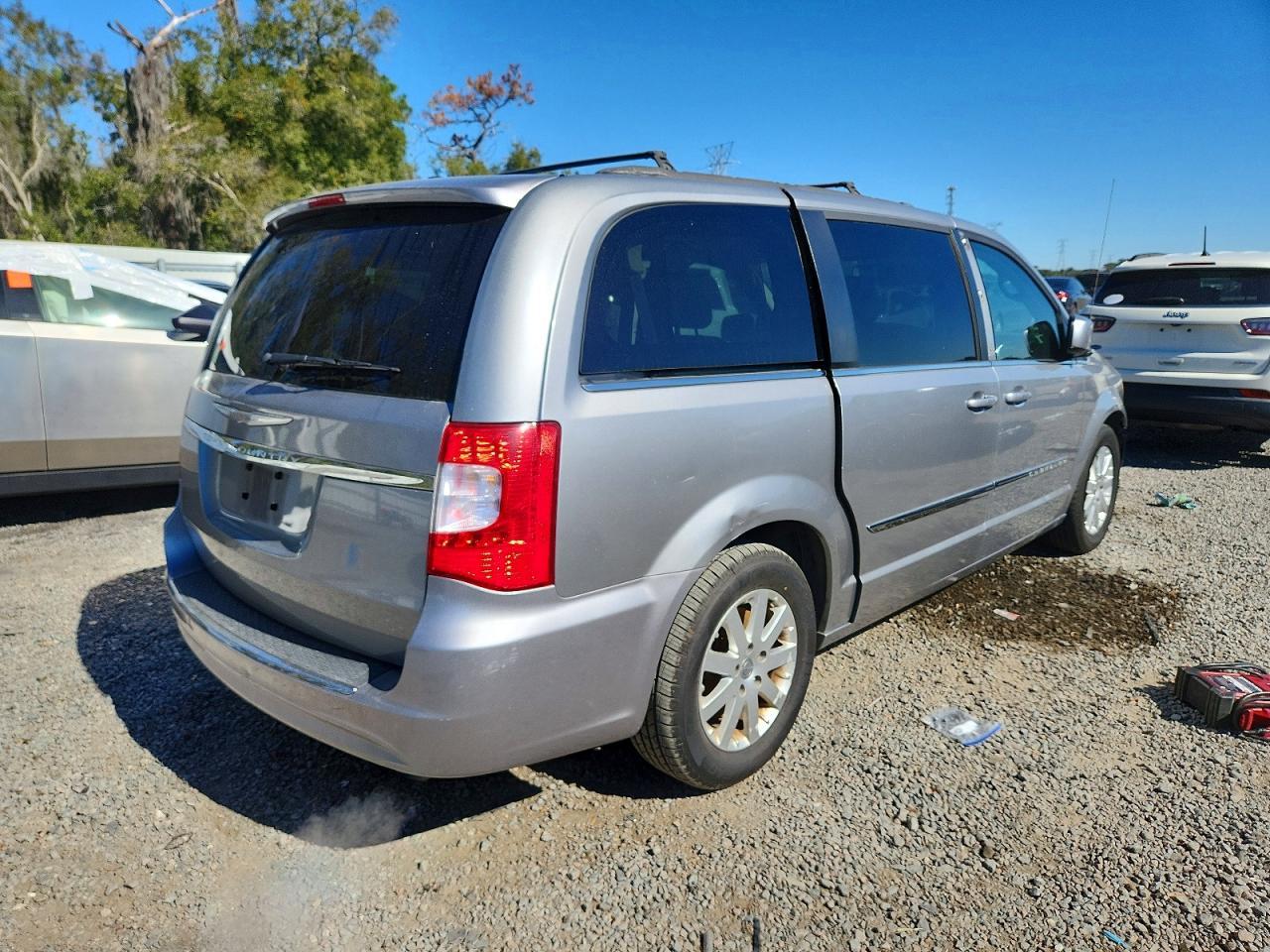2014 Chrysler Town & Country Touring - Image 3