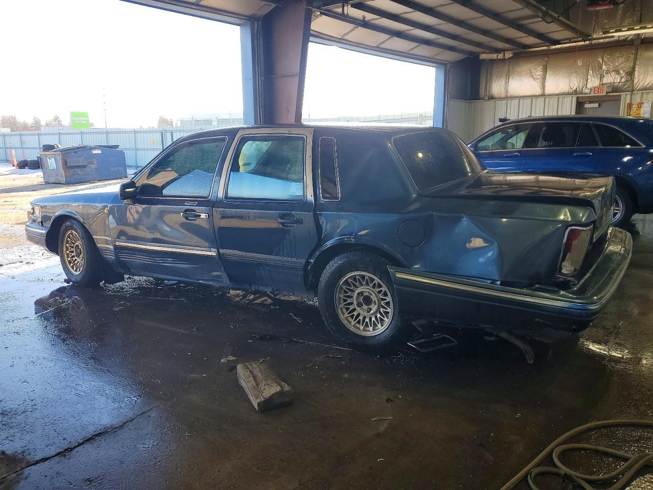 1996 Lincoln Town Car Executive - Фото 2