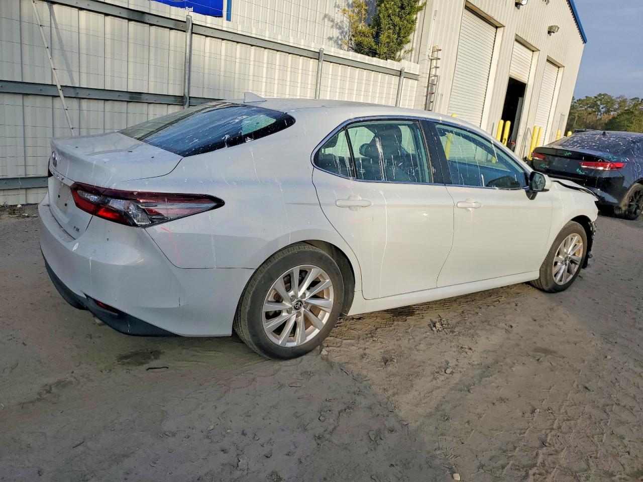 2023 Toyota Camry Le - Фото 3