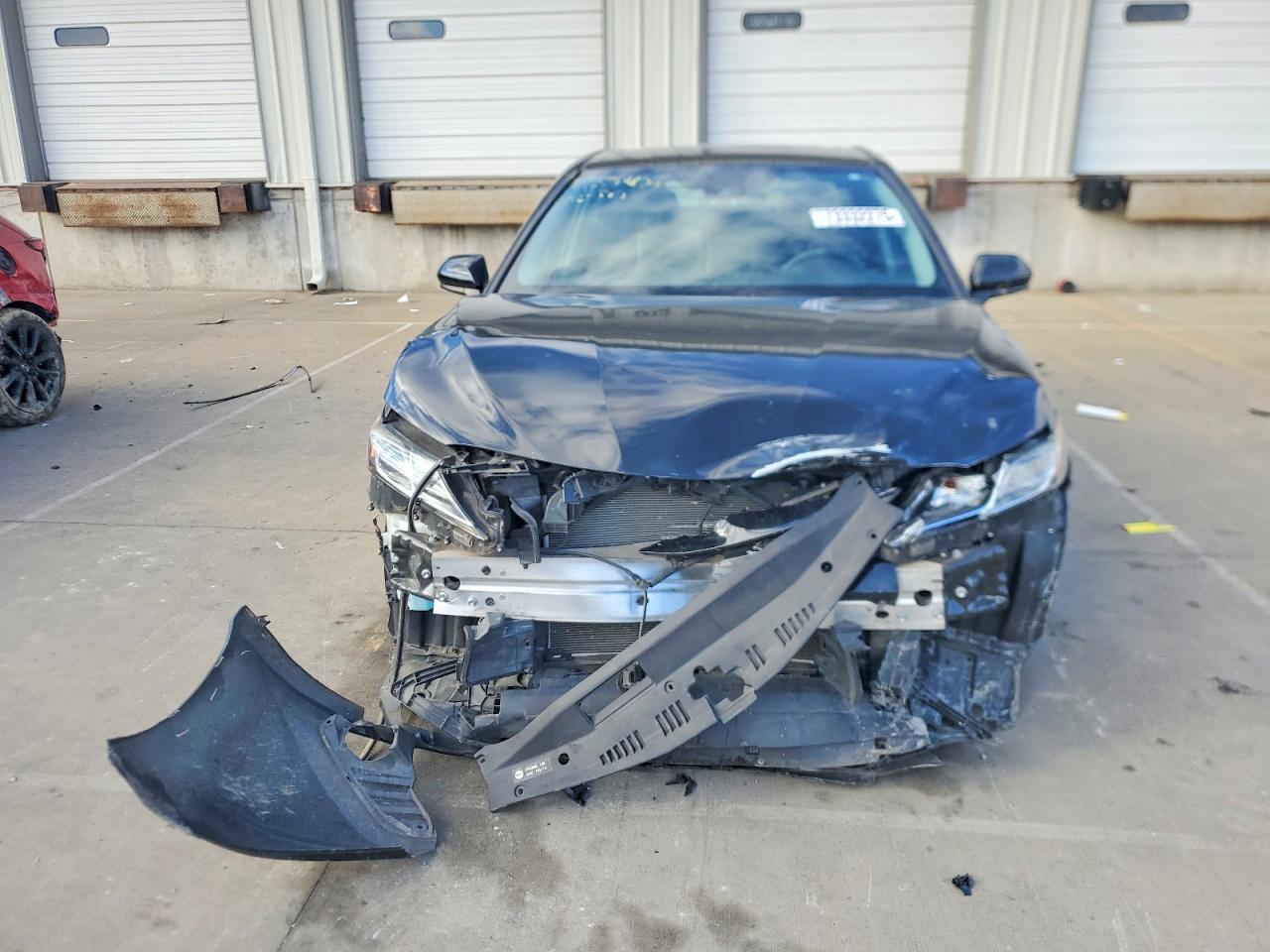 2020 Toyota Camry Le - Фото 5