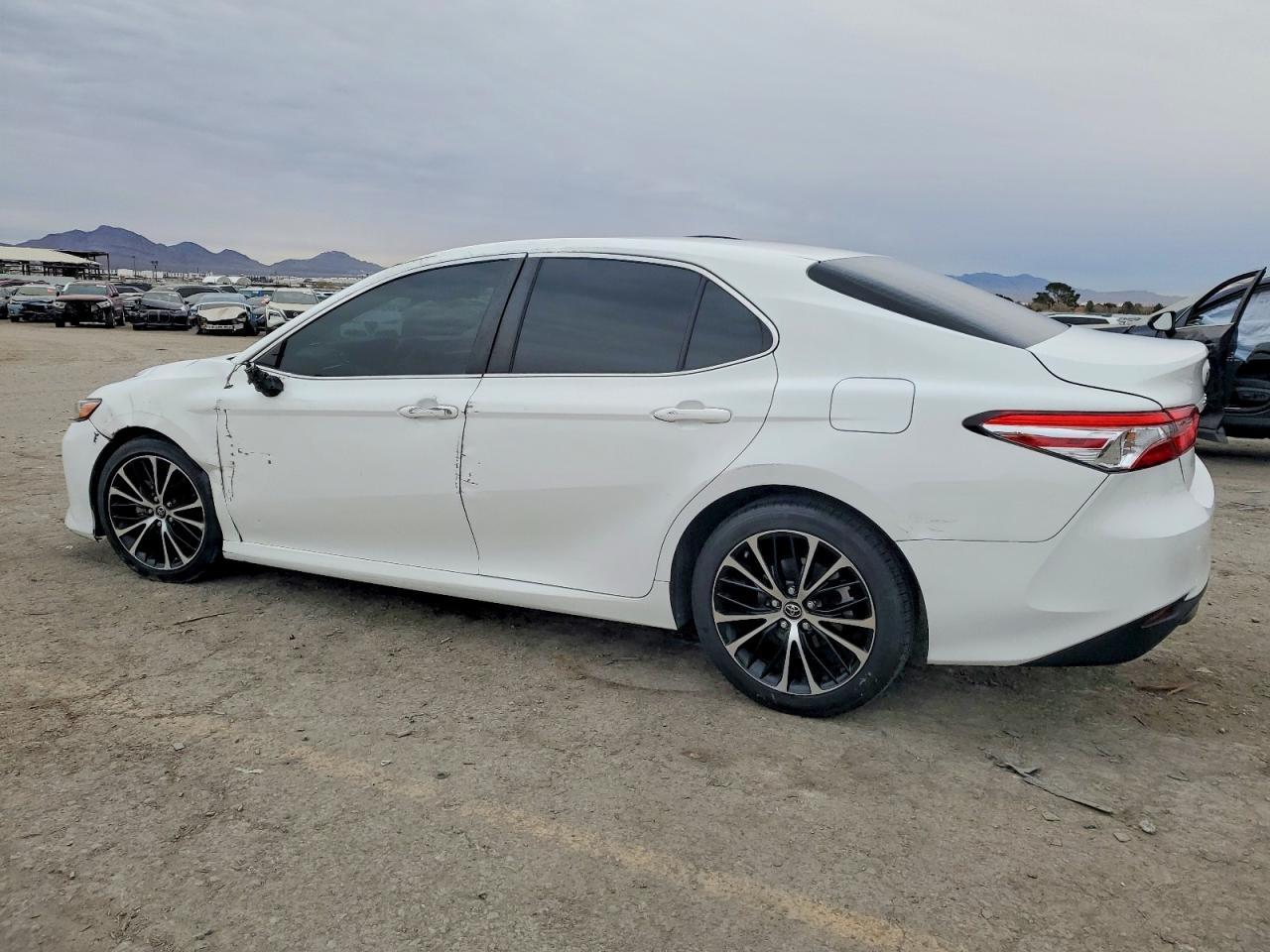 2018 Toyota Camry Le - Фото 2