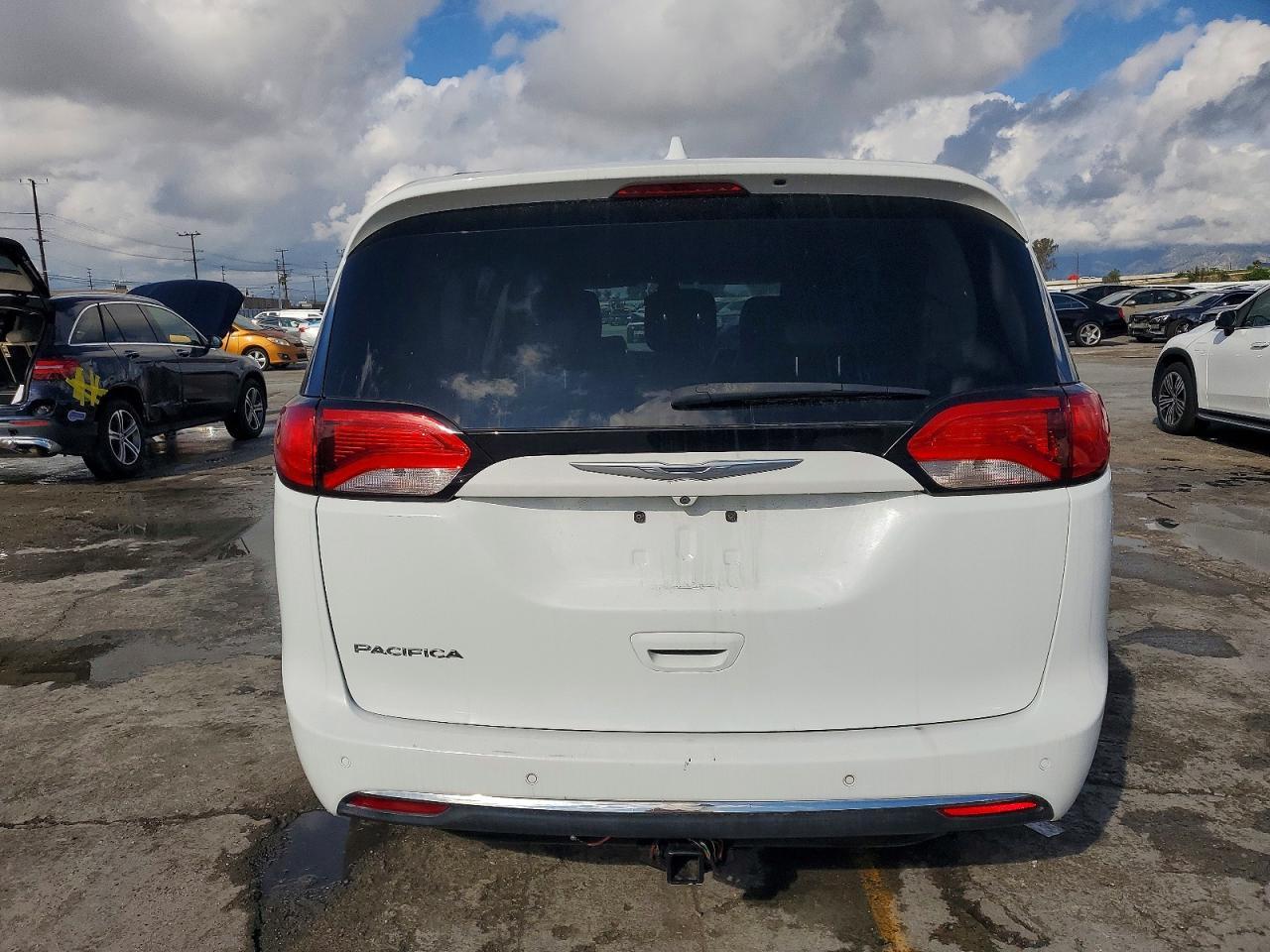 2017 Chrysler Pacifica Touring L - Фото 6