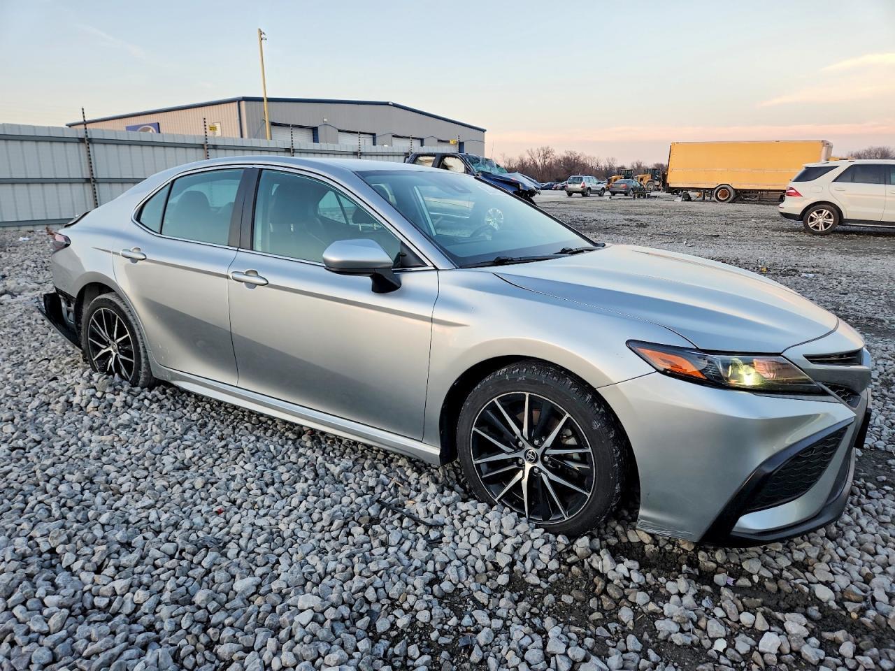 2021 Toyota Camry Se - Фото 4