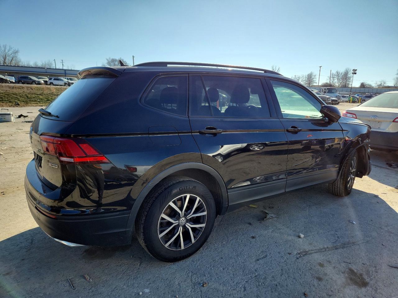 2021 Volkswagen Tiguan S - Фото 3