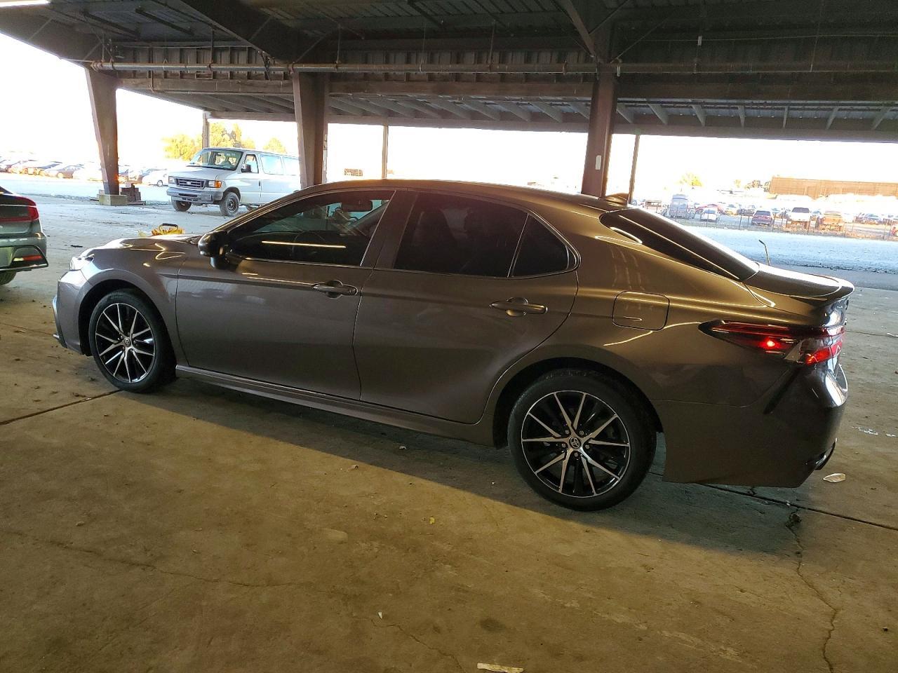 2022 Toyota Camry Se - Фото 2