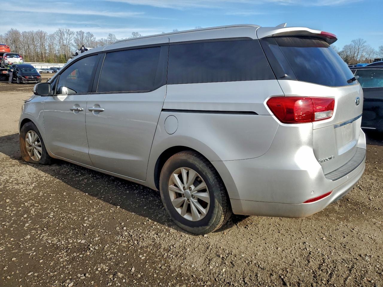 2017 Kia Sedona Lx - Фото 2