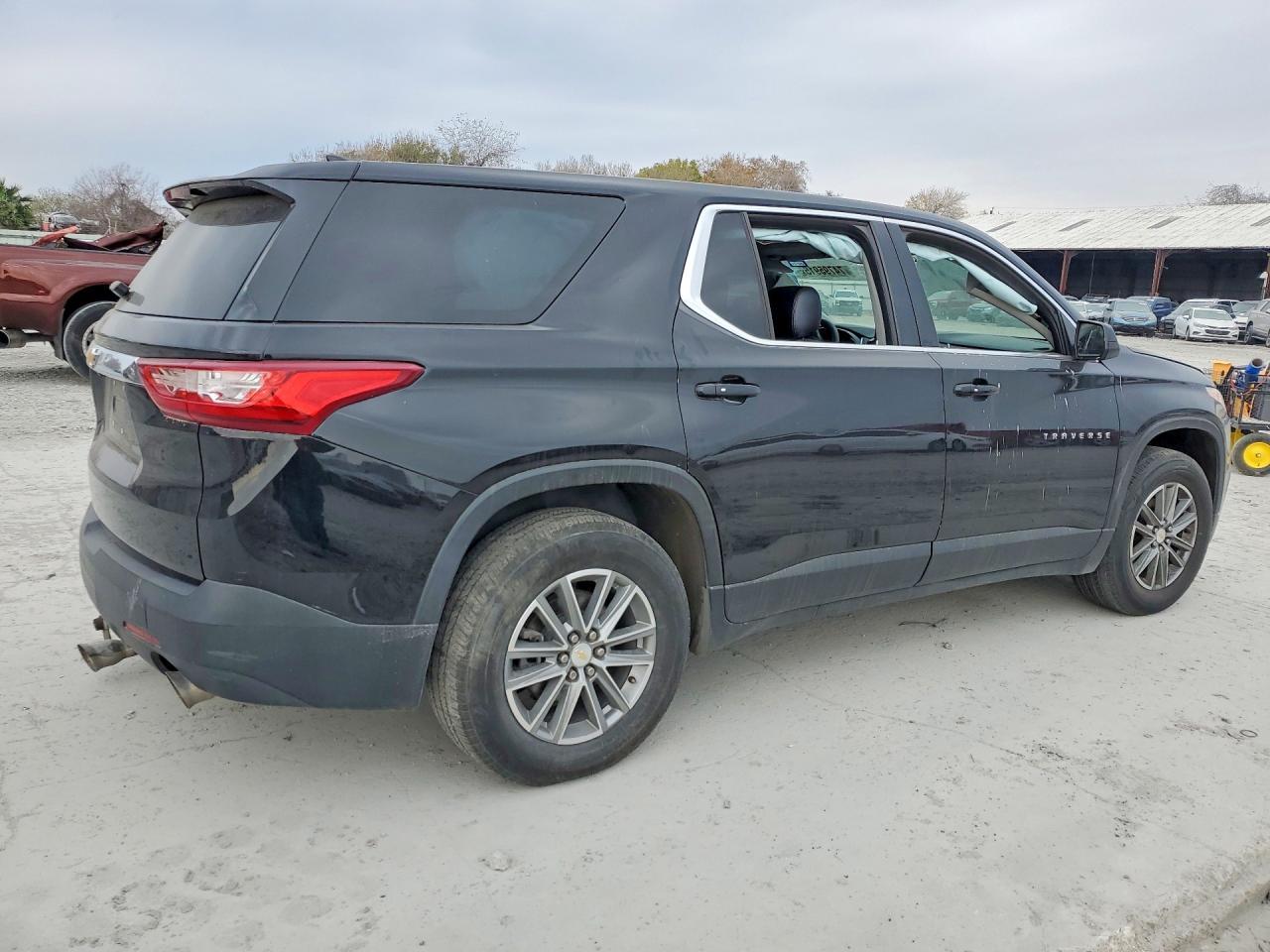 2021 Chevrolet Traverse Ls - Фото 3