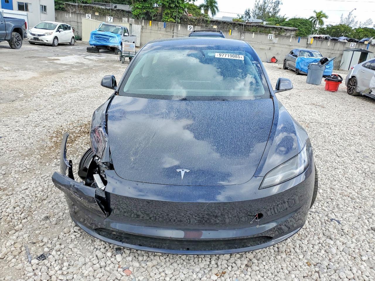 2025 Tesla Model 3 - Фото 5