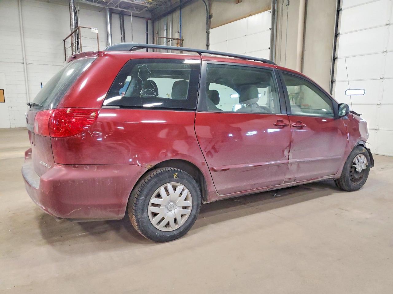 2010 Toyota Sienna Ce 7-Passenger - Фото 3