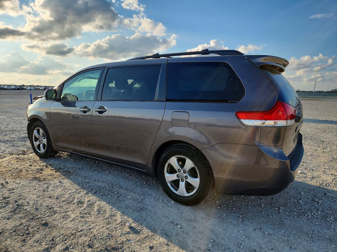 2014 Toyota Sienna Le - Фото 2
