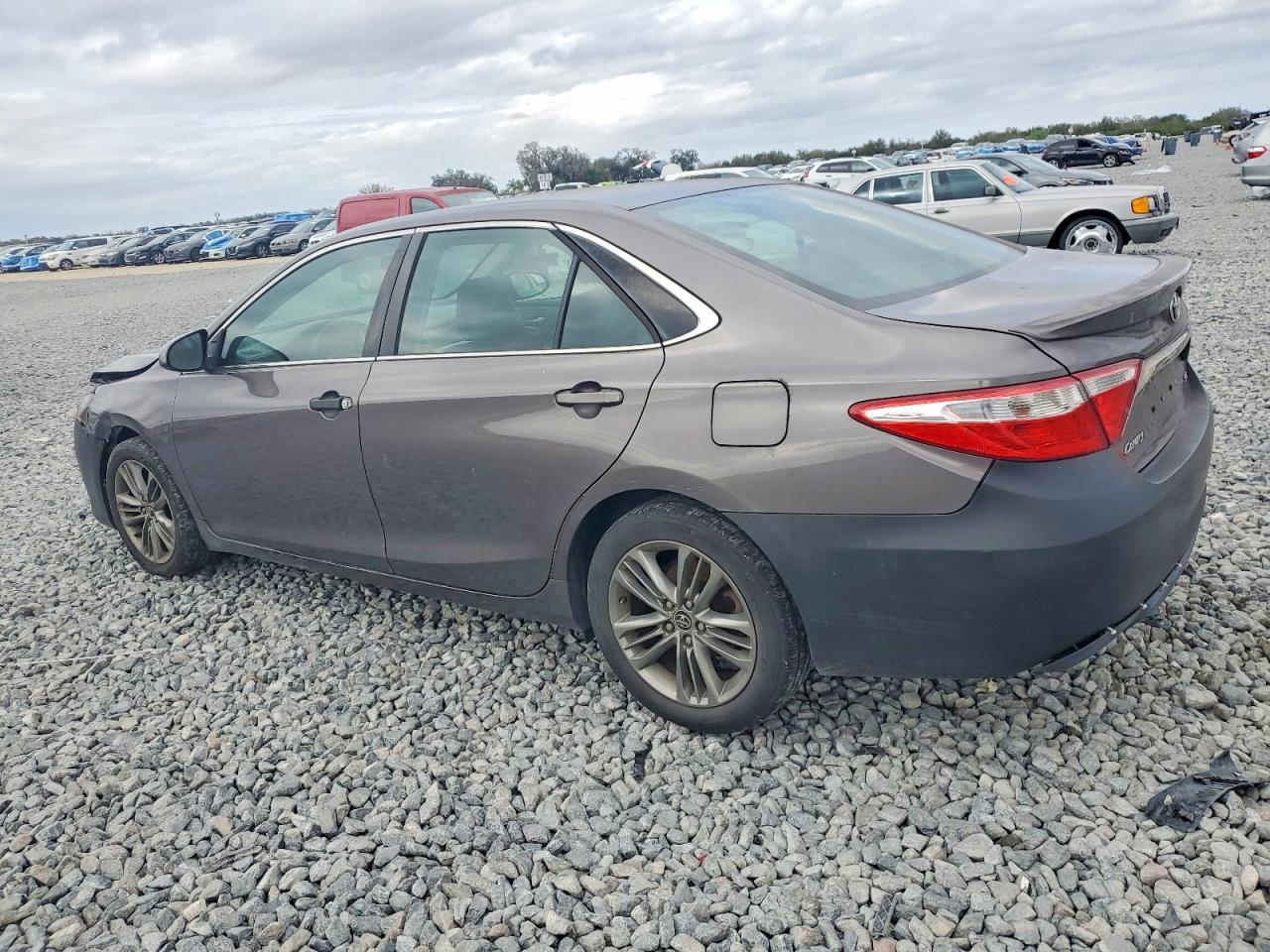 2015 Toyota Camry Le - Фото 2