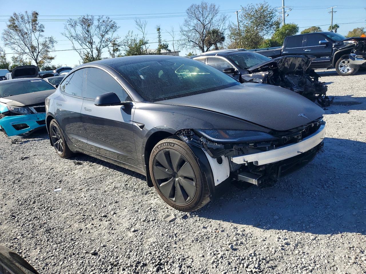 2025 Tesla Model 3 - Фото 4