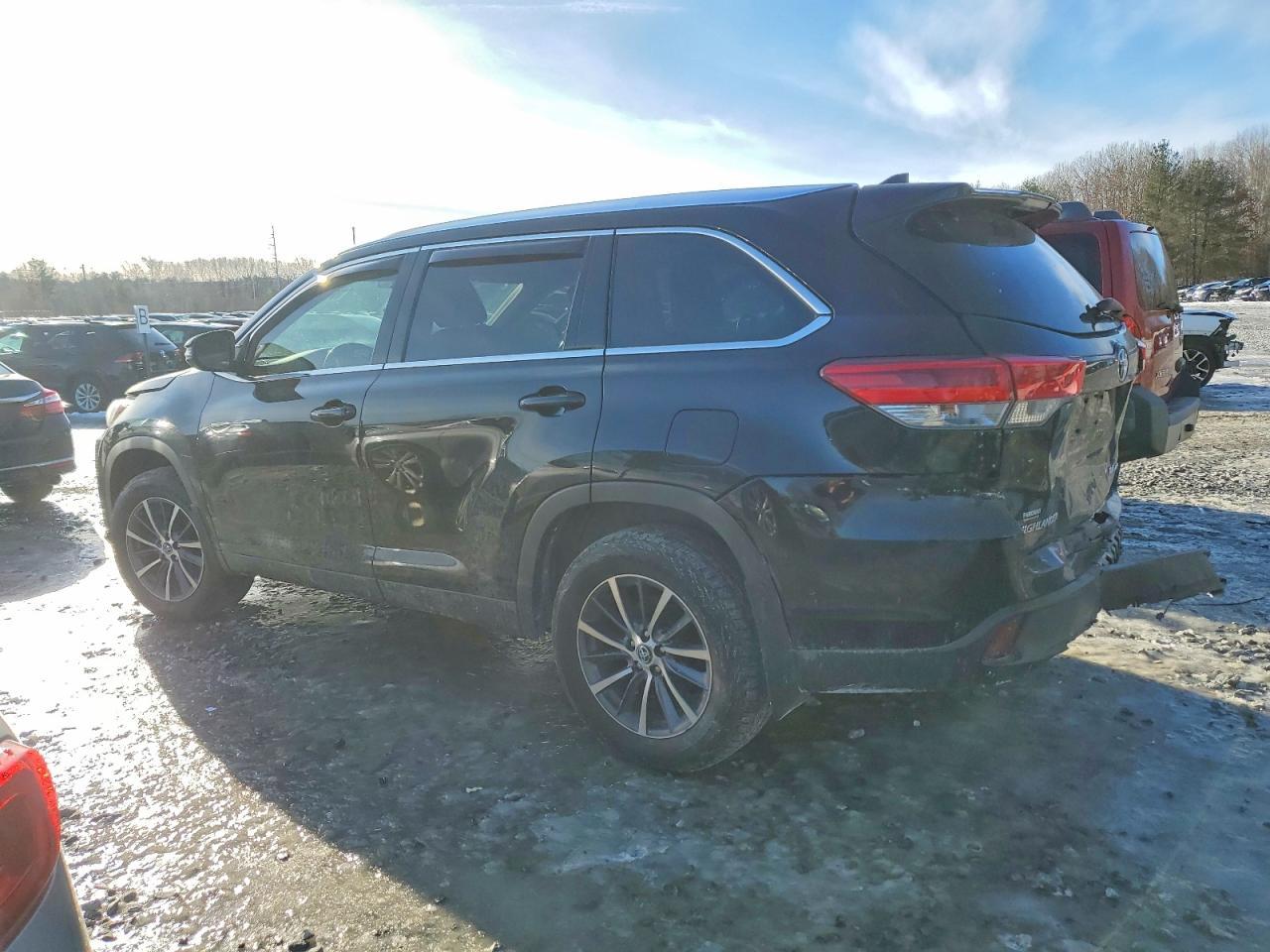 2019 Toyota Highlander Se - Фото 2