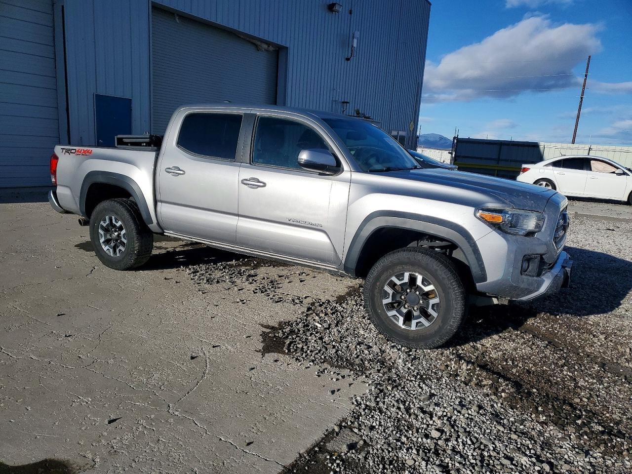 2017 Toyota Tacoma Double Cab - Image 4
