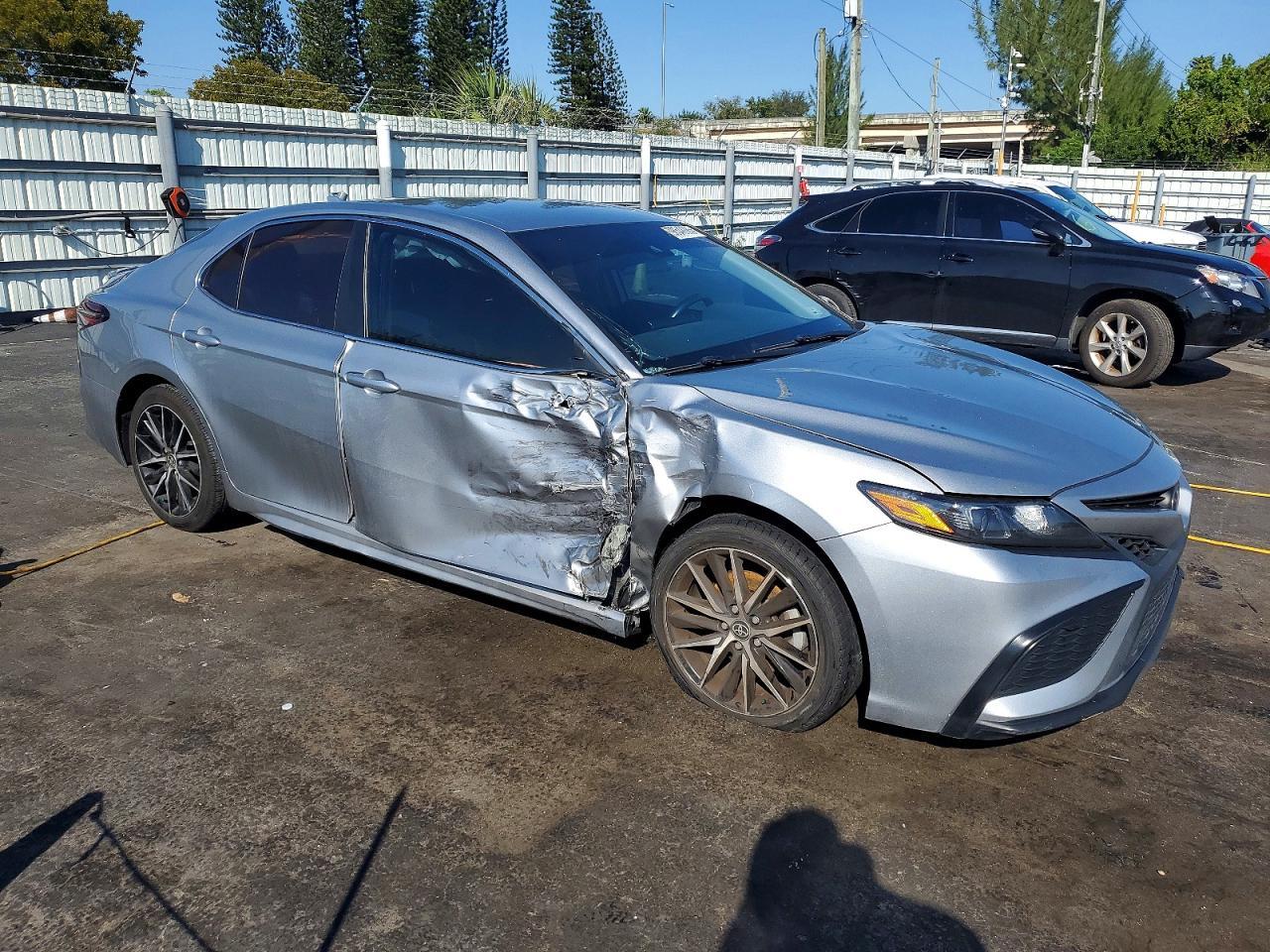 2022 Toyota Camry Se - Image 4