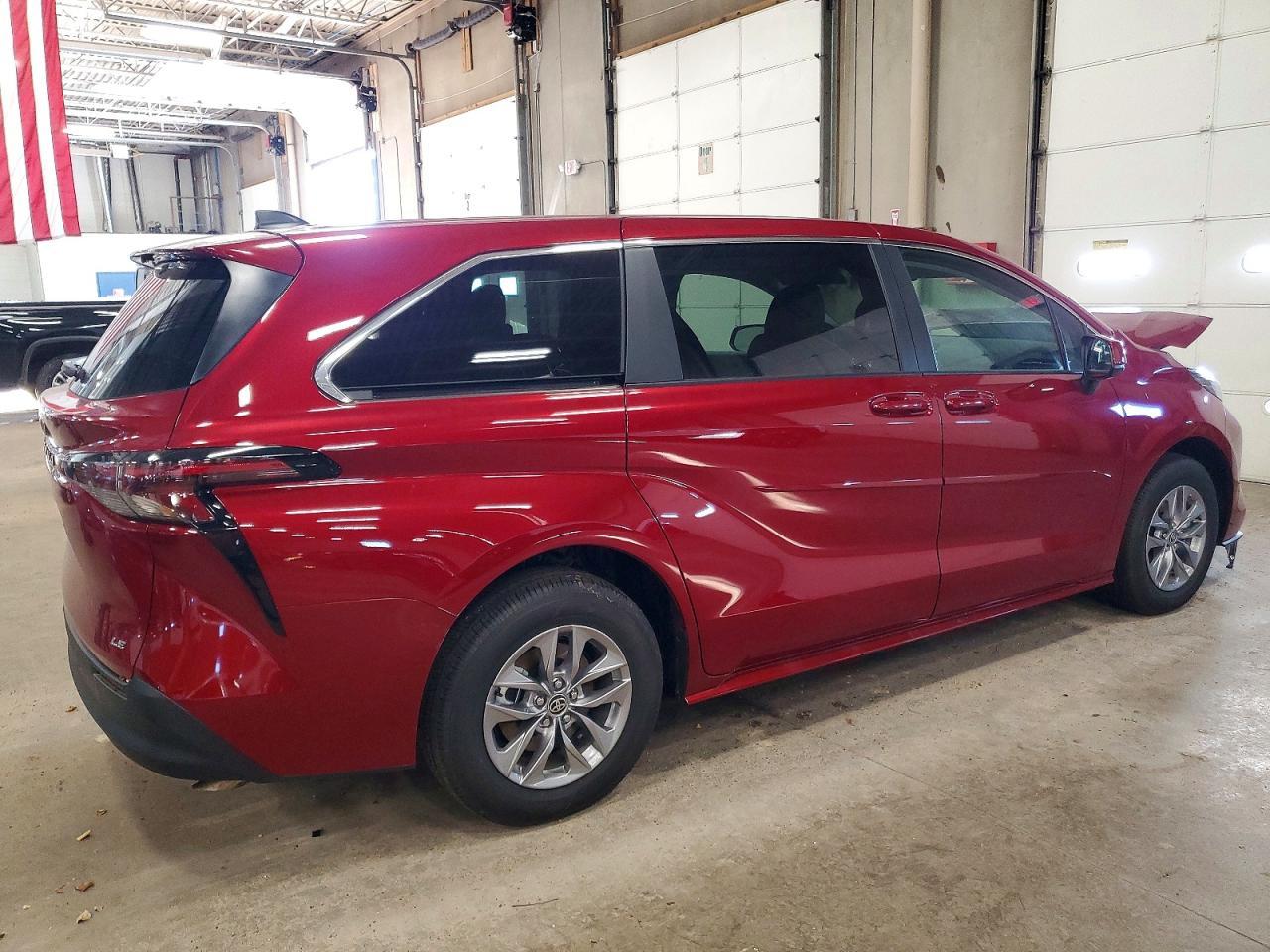 2025 Toyota Sienna Le - Фото 3