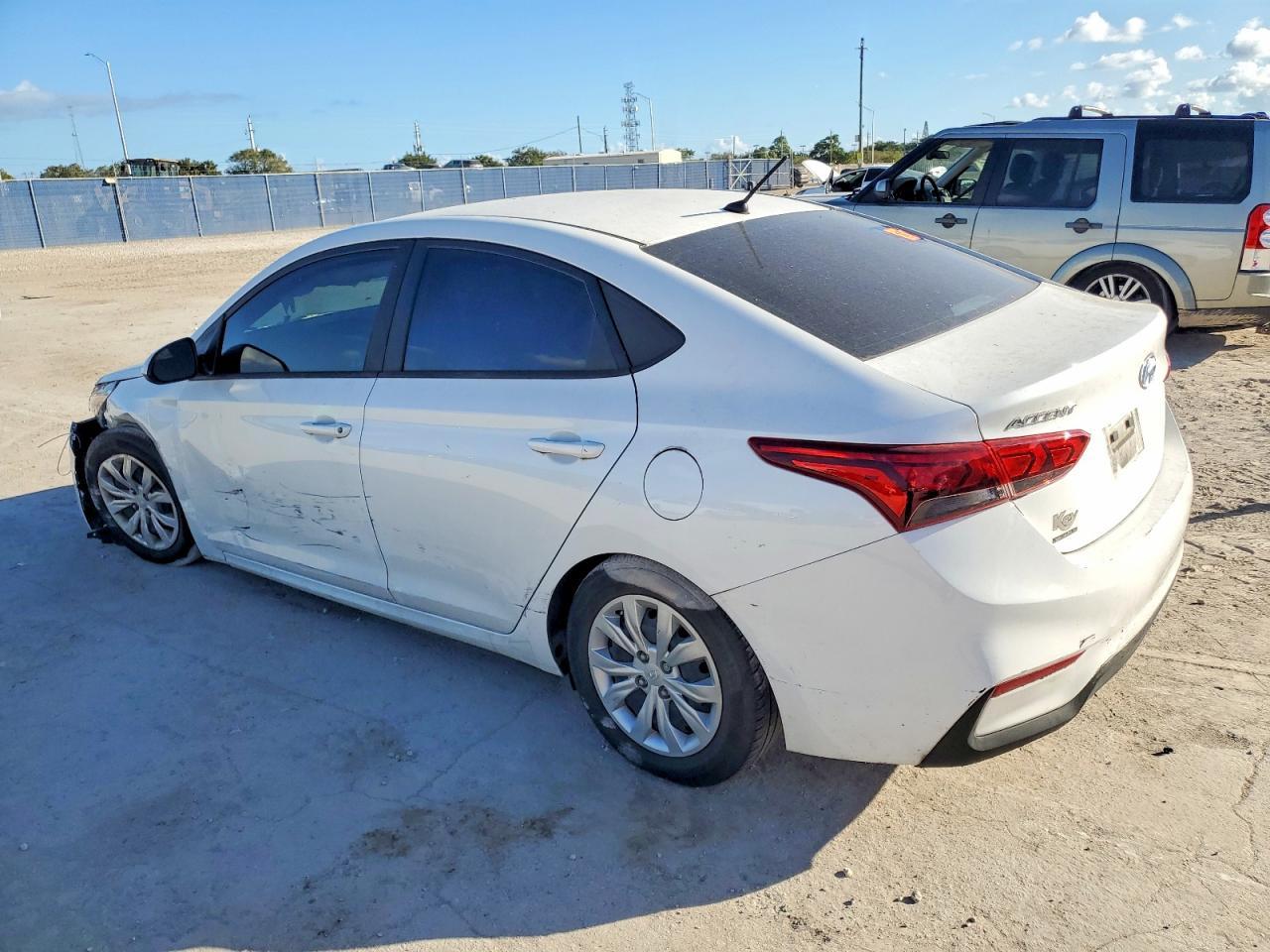 2022 Hyundai Accent Se - Фото 2