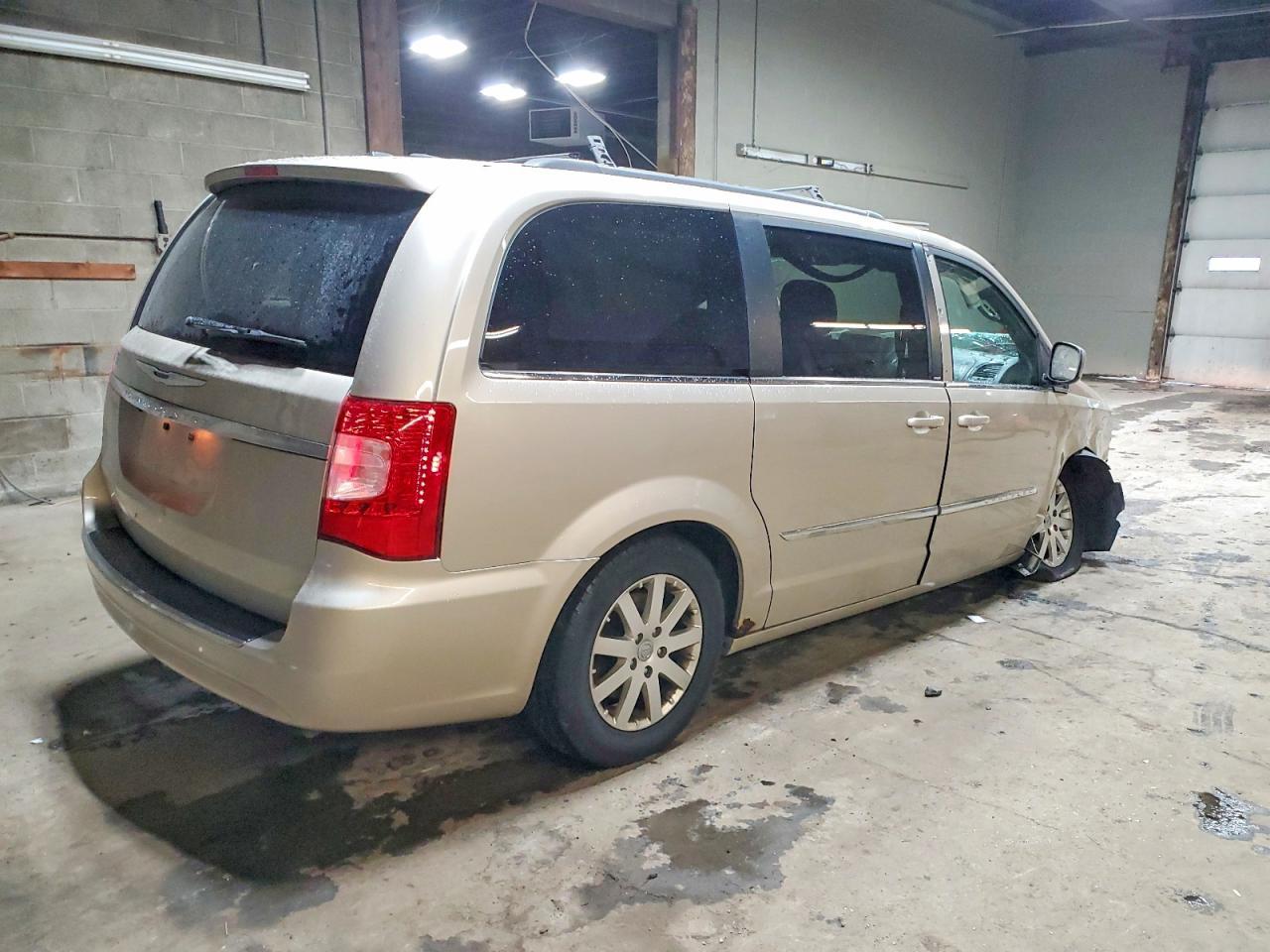 2014 Chrysler Town & Country Touring - Фото 3