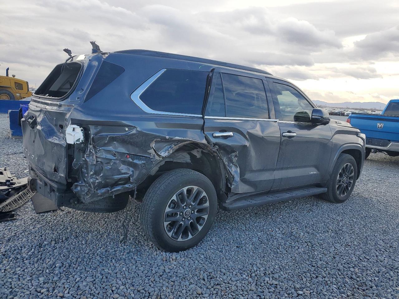 2023 Toyota Sequoia Sr5 - Image 3