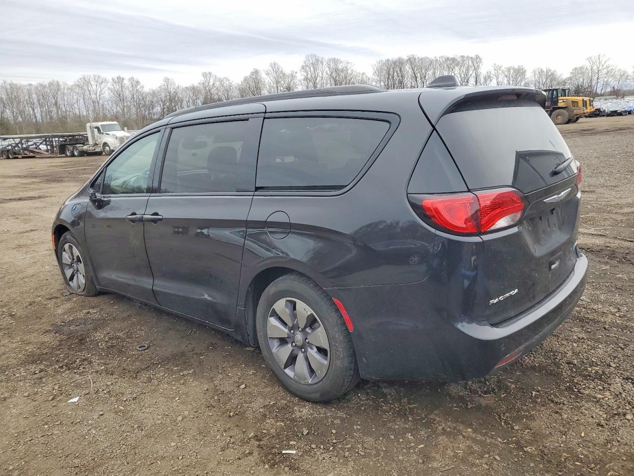 2018 Chrysler Pacifica Hybrid Limited - Image 2