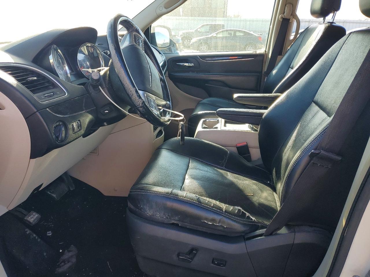 2011 Chrysler Town & Country Touring L - Image 7
