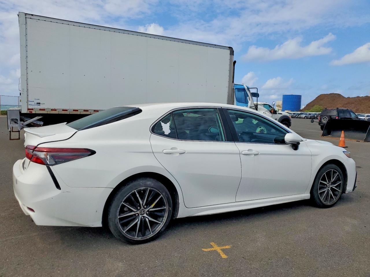 2022 Toyota Camry Se - Image 3