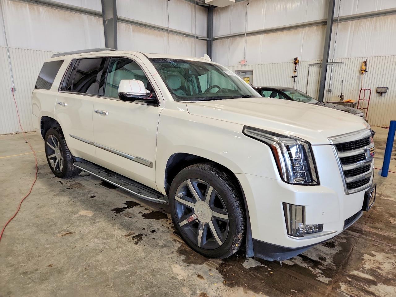 2015 Cadillac Escalade Luxury - Image 4