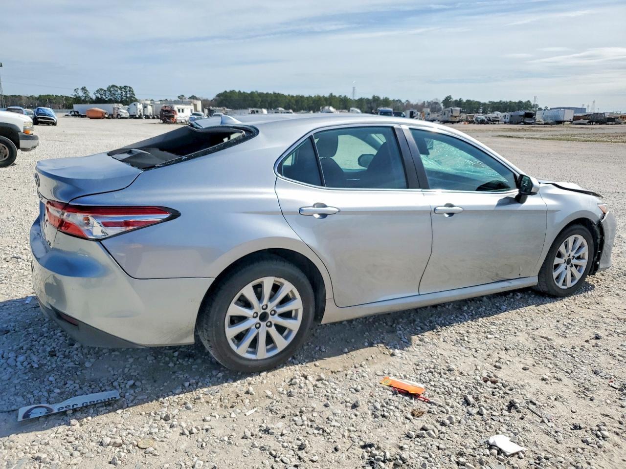 2019 Toyota Camry Le - Фото 3