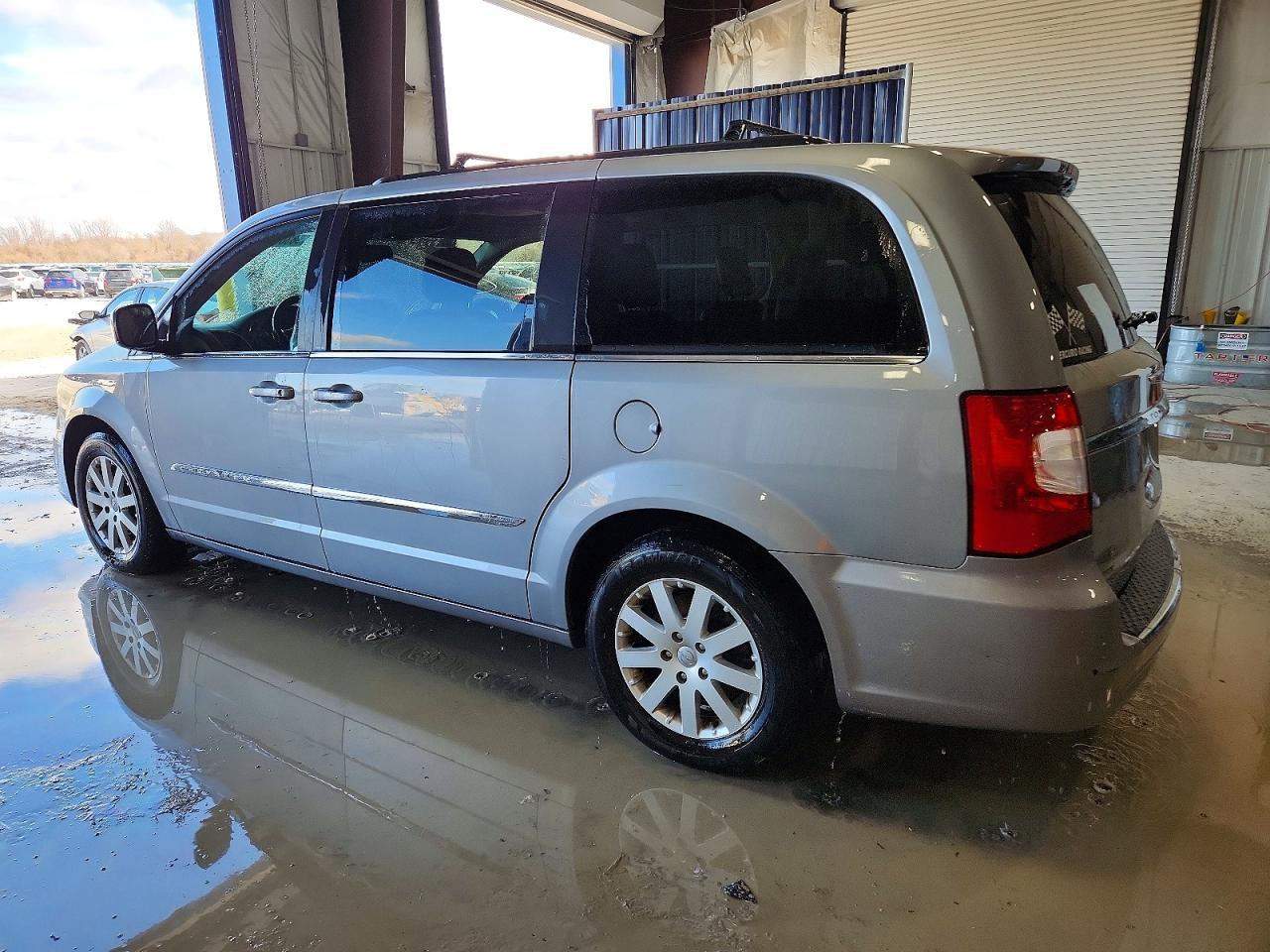 2015 Chrysler Town & Country Touring - Фото 2